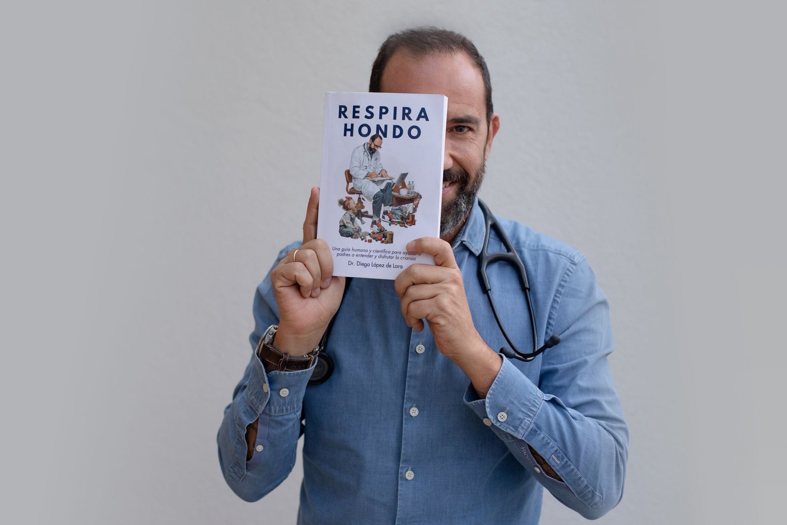 Dr. Diego López de Lara con el libro Respira Hondo